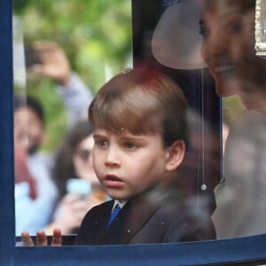 Si Charles III était la star de l'événement, les enfants de Kate Middleton et William, George, Charlotte et Louis de Cambridge lui ont presque volé la vedette.
Le prince Louis de Galles et Catherine (Kate) Middleton, princesse de Galles - Les membres de la famille royale britannique lors de la parade Trooping the Color à Londres, Royaume Uni. © Justin Goff/GoffPhotos/Bestimage 