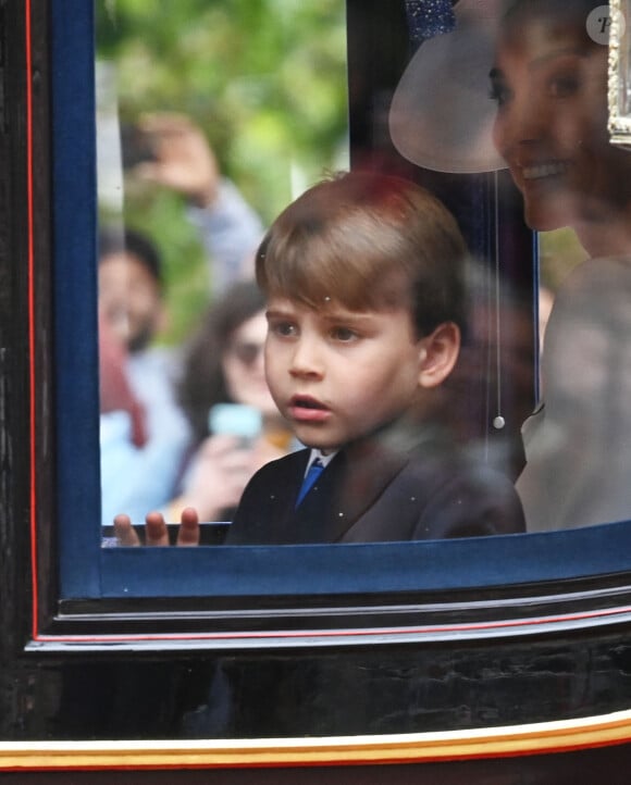 Si Charles III était la star de l'événement, les enfants de Kate Middleton et William, George, Charlotte et Louis de Cambridge lui ont presque volé la vedette.
Le prince Louis de Galles et Catherine (Kate) Middleton, princesse de Galles - Les membres de la famille royale britannique lors de la parade Trooping the Color à Londres, Royaume Uni. © Justin Goff/GoffPhotos/Bestimage 