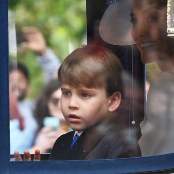 Si Charles III était la star de l'événement, les enfants de Kate Middleton et William, George, Charlotte et Louis de Cambridge lui ont presque volé la vedette.
Le prince Louis de Galles et Catherine (Kate) Middleton, princesse de Galles - Les membres de la famille royale britannique lors de la parade Trooping the Color à Londres, Royaume Uni. © Justin Goff/GoffPhotos/Bestimage 