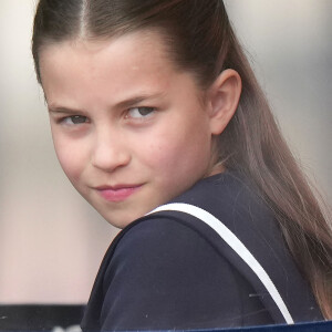 Leur soeur Charlotte (9 ans) portait une robe bleue marine avec un gros noeud blanc et de petites ballerines blanches. 
La princesse Charlotte de Galles - Les membres de la famille royale britannique lors de la parade Trooping the Color à Londres, Royaume Uni, le 15 juin 2024. © Julien Burton/Bestimage 