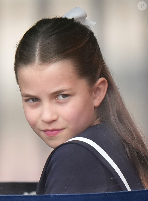 Leur soeur Charlotte (9 ans) portait une robe bleue marine avec un gros noeud blanc et de petites ballerines blanches. 
La princesse Charlotte de Galles - Les membres de la famille royale britannique lors de la parade Trooping the Color à Londres, Royaume Uni, le 15 juin 2024. © Julien Burton/Bestimage 