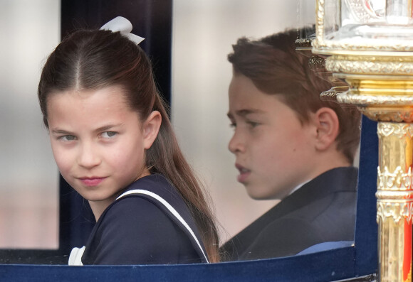 Son frère George (10 ans) était également habillé d'une veste à quatre boutons dorés accompagnée d'un pantalon et de derbies. 
La princesse Charlotte de Galles et Le prince George de Galles - Les membres de la famille royale britannique lors de la parade Trooping the Color à Londres, Royaume Uni, le 15 juin 2024. © Julien Burton/Bestimage 