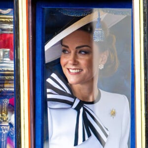 Toujours très à l'aise et difficilement impressionnable, Louis a encore une fois fait quelques adorables grimaces alors qu'il était assis en famille dans la calèche.
Catherine (Kate) Middleton, princesse de Galles - Les membres de la famille royale britannique lors de la parade Trooping the Color à Londres, Royaume Uni, le 15 juin 2024. © Backgrid USA/Bestimage 