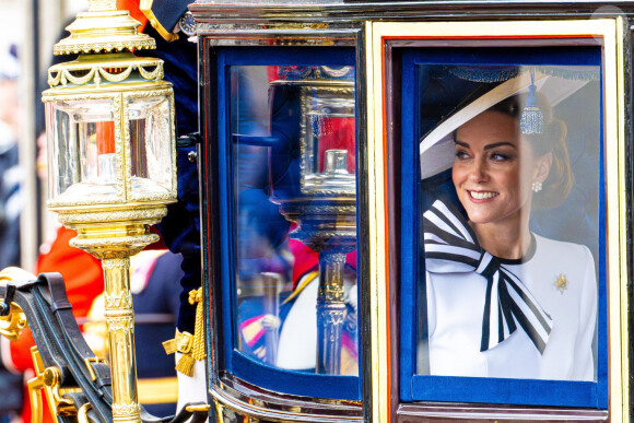 Toujours très à l'aise et difficilement impressionnable, Louis a encore une fois fait quelques adorables grimaces alors qu'il était assis en famille dans la calèche.
Catherine (Kate) Middleton, princesse de Galles - Les membres de la famille royale britannique lors de la parade Trooping the Color à Londres, Royaume Uni, le 15 juin 2024. © Backgrid USA/Bestimage 