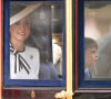 Habillé avec un short et une veste de costume à quatre boutons, Louis (6 ans) est resté très proche de sa maman dans la calèche mais aussi lors de son arrivée au palais.
Catherine (Kate) Middleton, princesse de Galles et Le prince Louis de Galles - Les membres de la famille royale britannique lors de la parade Trooping the Color à Londres, Royaume Uni, le 15 juin 2024. © Julien Burton/Bestimage