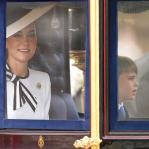 Habillé avec un short et une veste de costume à quatre boutons, Louis (6 ans) est resté très proche de sa maman dans la calèche mais aussi lors de son arrivée au palais.
Catherine (Kate) Middleton, princesse de Galles et Le prince Louis de Galles - Les membres de la famille royale britannique lors de la parade Trooping the Color à Londres, Royaume Uni, le 15 juin 2024. © Julien Burton/Bestimage