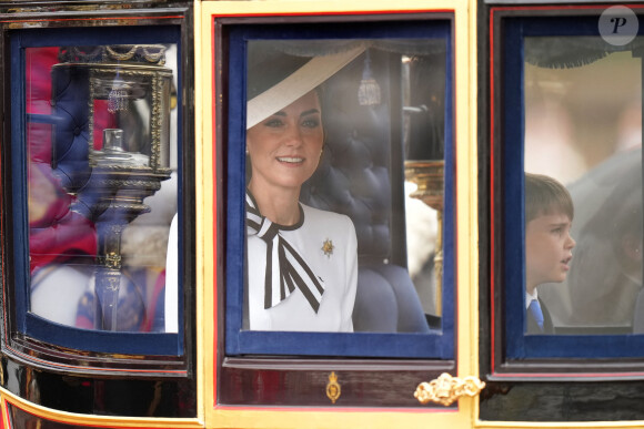 Habillé avec un short et une veste de costume à quatre boutons, Louis (6 ans) est resté très proche de sa maman dans la calèche mais aussi lors de son arrivée au palais.
Catherine (Kate) Middleton, princesse de Galles et Le prince Louis de Galles - Les membres de la famille royale britannique lors de la parade Trooping the Color à Londres, Royaume Uni, le 15 juin 2024. © Julien Burton/Bestimage