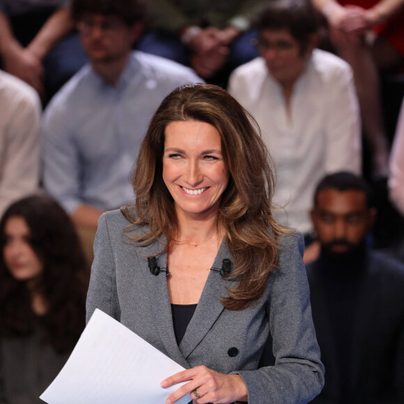 Après avoir visionné le documentaire, Anne-Claire Coudray mentionne la force de celui-ci : "Je n'avais jamais vu ça. C'était dingue. Je n'avais jamais vu une star se confier avec autant de sincérité et d'honnêteté."
Anne-Claire Coudray sur le plateau de l'émission "La France face à la guerre" sur TF1 le 14 mars 2022