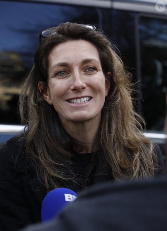 L'interprète de J'irai où tu iras s'est également confié à Anne-Claire Coudray à propos de sa relation à sa maladie neuronale : "elle a eu le sentiment de s'être menti à elle-même car elle avait les symptômes de la maladie mais elle ne s'arrêtait pas. Jusqu'au jour où elle a tout arrêté".
Anne-Claire Coudray lors des obsèques de Jean-Pierre Pernaut en la Basilique Sainte-Clotilde à Paris, France, le 9 mars 2022