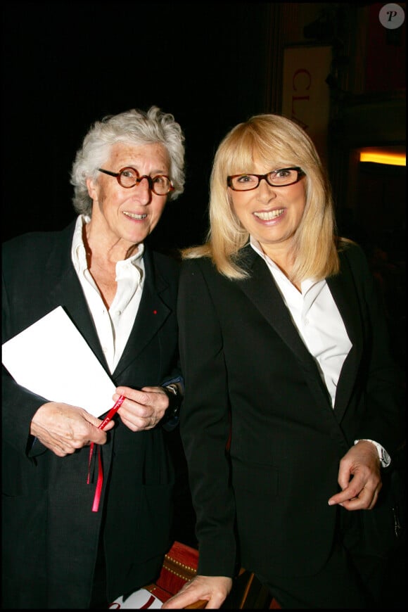 Rétro - Décès de Francine Leca à l'âge de 86 ans - Mireille Darc et Francine Leca fêtent les dix ans du prix de la Femme dynamisante au Théâtre de la Comédie des Champs-Elysées.