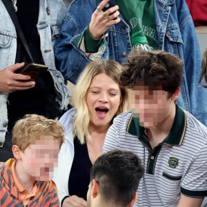 Parents de trois enfants (Roman né en 2008, Aliocha né en 2013 et un troisième enfant né au printemps 2024), le couple - qui s'est rencontré dans les loges d'un théâtre après un concert - semble s'aimer comme au premier jour.
Roman et Aliocha Haroche voient Carlos Alcaraz dédicacer leurs casquettes sous le regard de leurs parents, Mélanie Thierry et son compagnon Raphaël - Les célébrités dans les tribunes des Internationaux de France de tennis de Roland Garros 2024 à Paris, le 29 mai 2024. © Jacovides / Moreau / Bestimage 