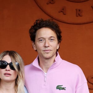 Mélanie Thierry et son compagnon, le chanteur Raphaël - Les célébrités au village lors des Internationaux de France de tennis de Roland Garros 2024 à Paris. Le 29 mai 2024. © Jacovides-Moreau / Bestimage 