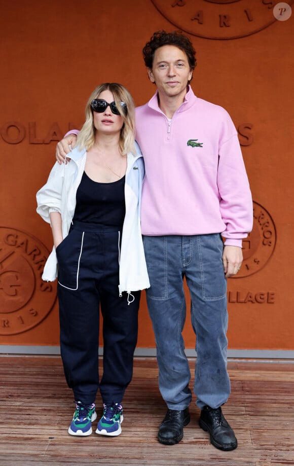 Mélanie Thierry et son compagnon, le chanteur Raphaël - Les célébrités au village lors des Internationaux de France de tennis de Roland Garros 2024 à Paris. Le 29 mai 2024. © Jacovides-Moreau / Bestimage 