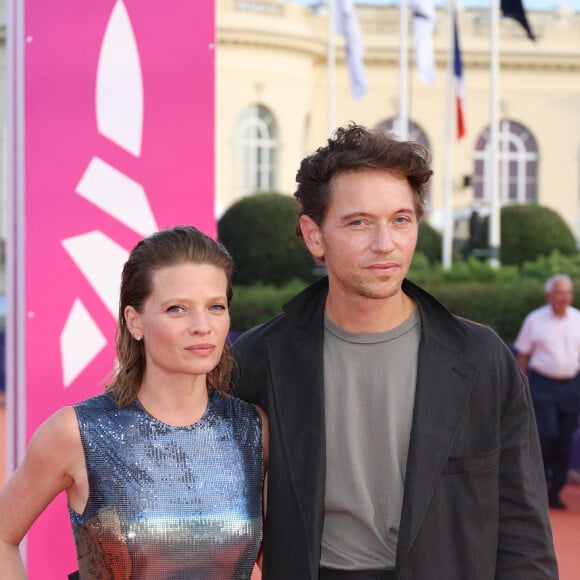 "En tout cas moi je m'ennuie jamais" répond l'interprète du titre Caravane.
Mélanie Thierry et Raphaël Haroche lors de la 49ème édition du festival du cinéma américain de Deauville le 7 septembre 2023. © Denis Guignebourg / Bestimage 