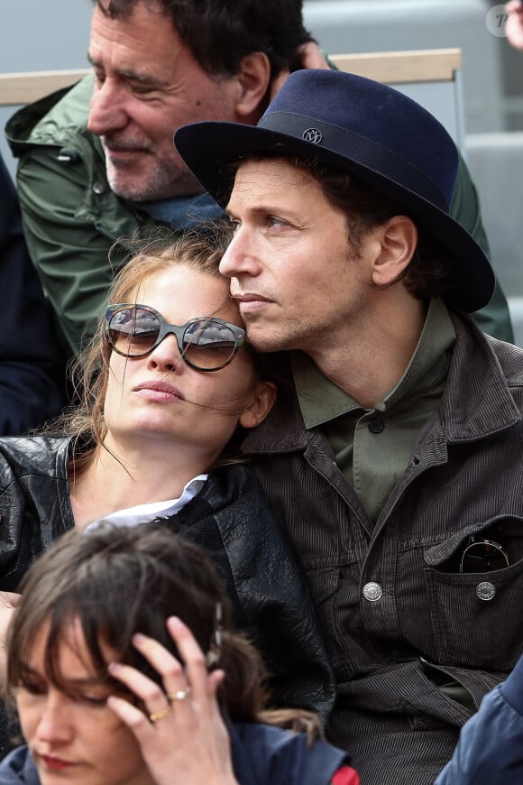 Raphael et sa compagne Mélanie Thierry - Célébrités dans les tribunes des internationaux de France de tennis de Roland Garros à Paris, France, le 7 juin 2019. © Cyril Moreau/Bestimage 