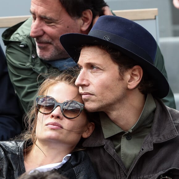 Raphael et sa compagne Mélanie Thierry - Célébrités dans les tribunes des internationaux de France de tennis de Roland Garros à Paris, France, le 7 juin 2019. © Cyril Moreau/Bestimage 