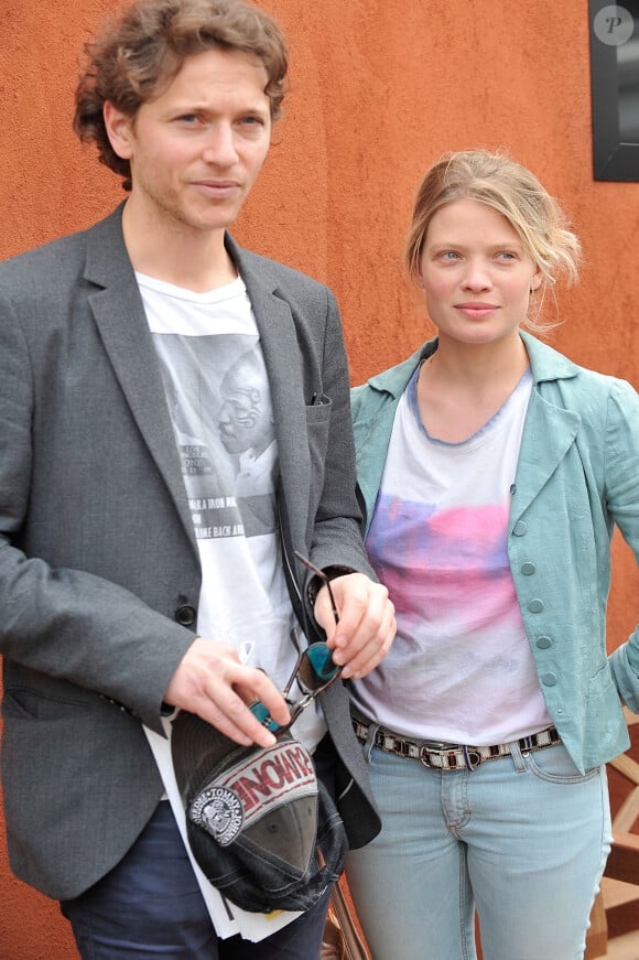 Le chanteur Raphaël et sa compagne Mélanie Thierry - People au village des Internationaux de France de tennis de Roland Garros à Paris le 2 juin 2014. 