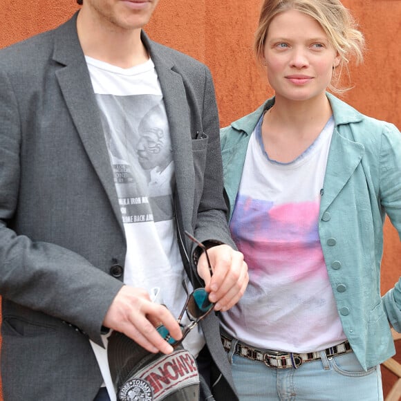 Le chanteur Raphaël et sa compagne Mélanie Thierry - People au village des Internationaux de France de tennis de Roland Garros à Paris le 2 juin 2014. 