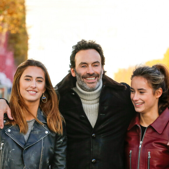 Leur trio, en tout cas, est soudé contre vents et marées ! 
Exclusif - Rendez-vous avec Anthony Delon et ses filles Loup et Liv sur les Champs-Elysées à Paris, France, le 26 novembre 2017. © Philippe Doignon/Bestimage 