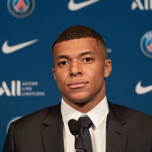 
Football - Le Real Madrid officialise l'arrivée de Kylian Mbappé pour cinq - Kylian Mbappé lors d'une conférence de presse suite au renouvellement de son contrat au Paris Saint-Germain jusqu'en 2025, au Parc des Princes à Paris, France, le 23 mai 2022. © Aurelien Morissard/Panoramic/Bestimage