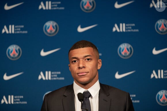 
Football - Le Real Madrid officialise l'arrivée de Kylian Mbappé pour cinq - Kylian Mbappé lors d'une conférence de presse suite au renouvellement de son contrat au Paris Saint-Germain jusqu'en 2025, au Parc des Princes à Paris, France, le 23 mai 2022. © Aurelien Morissard/Panoramic/Bestimage