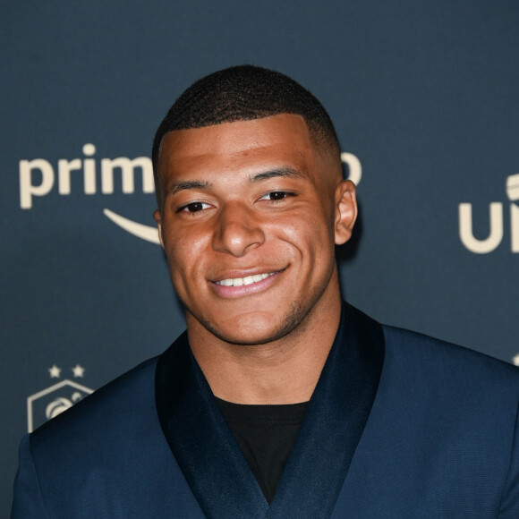 Ce qui doit sans doute le soulager !
Football - Le Real Madrid officialise l'arrivée de Kylian Mbappé pour cinq - Kylian Mbappé - Photocall de la cérémonie des Trophées UNFP 2022 au Pavillon Gabriel à Paris le 15 mai 2022. © Coadic Guirec/Bestimage