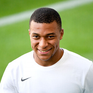 
Football - Le Real Madrid officialise l'arrivée de Kylian Mbappé pour cinq - Kylian Mbappé lors de l'entraînement de l'équipe de France de football pendant UEFA EURO, à Budapest, Hongrie. © Anthony Bibard/FEP/Panoramic/Bestimage