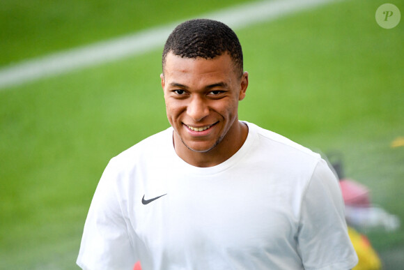 
Football - Le Real Madrid officialise l'arrivée de Kylian Mbappé pour cinq - Kylian Mbappé lors de l'entraînement de l'équipe de France de football pendant UEFA EURO, à Budapest, Hongrie. © Anthony Bibard/FEP/Panoramic/Bestimage