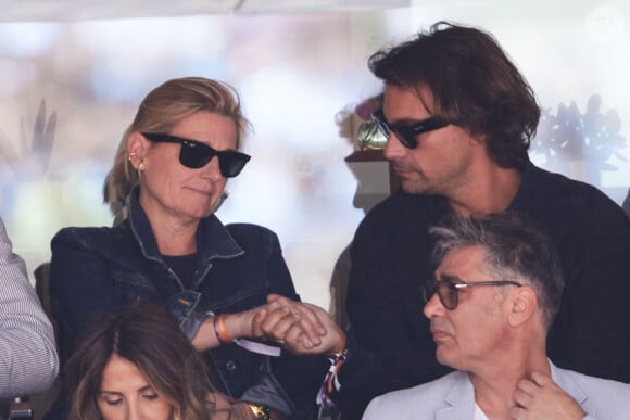 Bertrand Chameroy, Anne-Elisabeth Lemoine - Célébrités dans les tribunes de la finale homme des Internationaux de France de tennis de Roland Garros 2024 à Paris le 9 juin 2024. © Jacovides-Moreau/Bestimage 