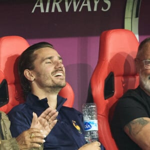 Antoine Griezmann avec ses parents - Célébrités dans les tribunes du match du groupe D de l'Euro 2024 entre l'équipe de France face à l'Autriche (1-0) à Dusseldorf en Allemagne le 17 juin 2024. © Cyril Moreau/Bestimage