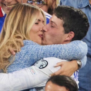 Nagui et sa femme Mélanie Page - Célébrités dans les tribunes du match du groupe D de l'Euro 2024 entre l'équipe de France face à l'Autriche (1-0) à Dusseldorf en Allemagne le 17 juin 2024. © Cyril Moreau/Bestimage