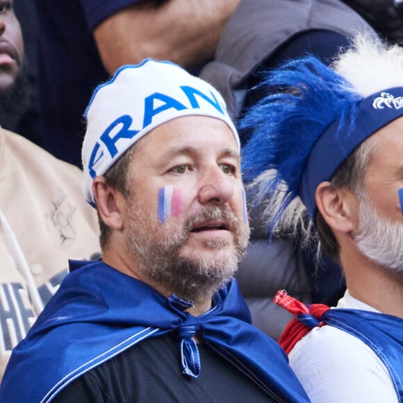 L'animateur Bruno Guillon avait aussi fait le déplacement

Bruno Guillon - Célébrités dans les tribunes du match du groupe D de l'Euro 2024 entre l'équipe de France face à l'Autriche (1-0) à Dusseldorf en Allemagne le 17 juin 2024. © Cyril Moreau/Bestimage