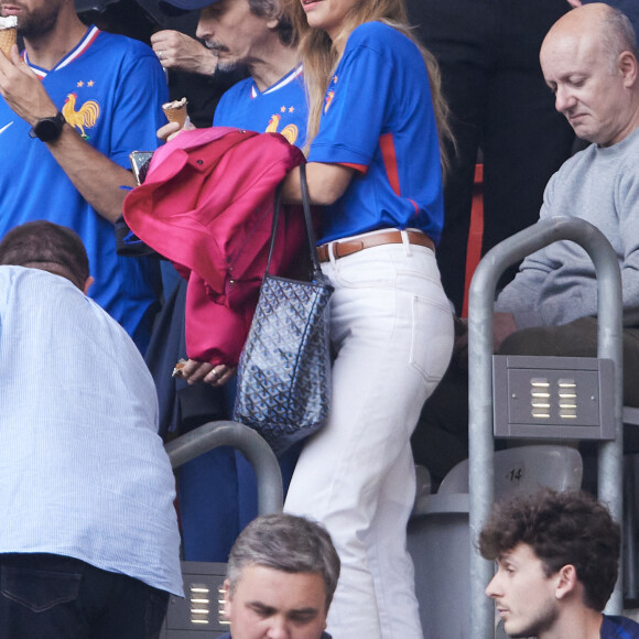 Ophélie Meunier était également en Allemagne pour le match

Ophélie Meunier - Célébrités dans les tribunes du match du groupe D de l'Euro 2024 entre l'équipe de France face à l'Autriche (1-0) à Dusseldorf en Allemagne le 17 juin 2024. © Cyril Moreau/Bestimage