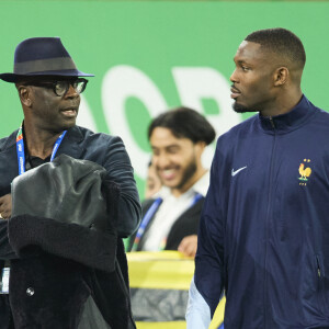 Lilian Thuram a été vu avec son fils Marcus Thuram après la rencontre

Lilian Thuram avec son fils Marcus Thuram - Célébrités dans les tribunes du match du groupe D de l'Euro 2024 entre l'équipe de France face à l'Autriche (1-0) à Dusseldorf en Allemagne le 17 juin 2024. © Cyril Moreau/Bestimage