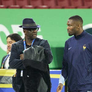 Lilian Thuram avec son fils Marcus Thuram - Célébrités dans les tribunes du match du groupe D de l'Euro 2024 entre l'équipe de France face à l'Autriche (1-0) à Dusseldorf en Allemagne le 17 juin 2024. © Cyril Moreau/Bestimage