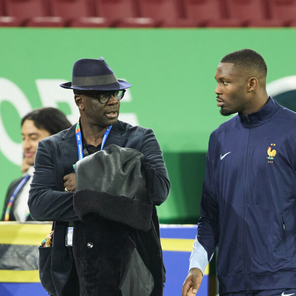 Lilian Thuram avec son fils Marcus Thuram - Célébrités dans les tribunes du match du groupe D de l'Euro 2024 entre l'équipe de France face à l'Autriche (1-0) à Dusseldorf en Allemagne le 17 juin 2024. © Cyril Moreau/Bestimage