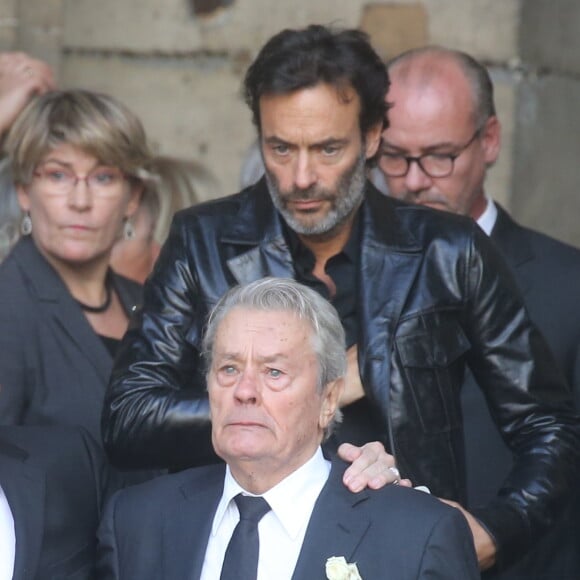 Alain Delon, Anthony Delon, le fils de Pascal Desprez - Sorties des obsèques de Mireille Darc en l'église Saint-Sulpice à Paris. Le 1er septembre 2017 