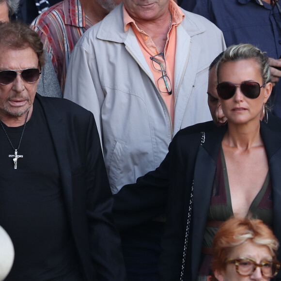 Johnny et Laeticia Hallyday - Sorties des obsèques de Mireille Darc en l'église Saint-Sulpice à Paris. Le 1er septembre 2017 