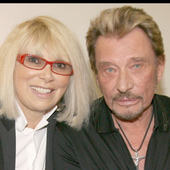 Exclusif - Mireille Darc et Johnny Hallyday en loge après le concert de Sylvie Vartan à l'Olympia.