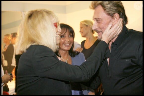 Exclusif - Mireille Darc et Johnny Hallyday en loge après le concert de Sylvie Vartan à l'Olympia.