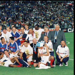 ARCHIVES - BRUNO MARTINI, LIONEL CHARBONNIER, ALAIN BOGHOSSIAN, LAURENT BLANC, LILIAN THURAM, BIXENTE LIZARAZU, VINCENT CANDELA, CHRISTIAN KAREMBEU, AIME JACQUET, DIDIER DESCHAMPS, MARCEL DESAILLY, BERNARD DIOMEDE, ROGER LEMERRE, EMMANUEL PETIT, THIERRY HENRY, ZINEDINE ZIDANE, ROBERT PIRES, CHRISTOPHE DUGARRY, YOURI DJORKAEFF, FABIEN BARTHEZ, PATRICK VIEIRA, HENRI EMILE, DAVID TREZEGUET - L' EQUIPE DE FRANCE VAINQUEUR DE LA COUPE DU MONDE DE FOOTBALL EN 1998