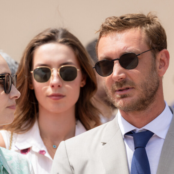 Pierre Casiraghi était habillé d'un beau costume gris
 
Beatrice Borromeo, Pierre Casiraghi, la princesse Caroline de Hanovre lors du relais de la Flamme Olympique des Jeux olympiques d'été de Paris 2024 à Monaco, le 18 juin 2024. Paris se prépare à accueillir les XXXIIIèmes Jeux Olympiques d'été, du 26 juillet au 11 août 2024. © Bruno Bebert/Bestimage