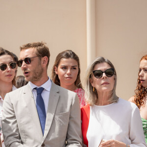 L'occasion pour Beatrice Borromeo et Pierre Casiraghi d'assister à l'évènement
 
Beatrice Borromeo, Pierre Casiraghi, la princesse Caroline de Hanovre lors du relais de la Flamme Olympique des Jeux olympiques d'été de Paris 2024 à Monaco, le 18 juin 2024. Paris se prépare à accueillir les XXXIIIèmes Jeux Olympiques d'été, du 26 juillet au 11 août 2024. © Bruno Bebert/Bestimage