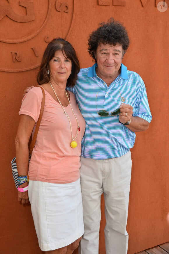 Robert Charlebois et son épouse Laurence posent au Village de l'édition 2015 du tournoi de tennis de Roland Garros à Paris, France, le 5 juin 2015. Photo par Nicolas Briquet/ABACAPRESS.COM