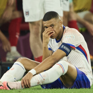 En revanche, les premières images de l'attaquant depuis sa blessure sont plutôt rassurantes.
Kylian Mbappé a été victime d'une fracture du nez lors du du match entre l'équipe de France face à l'Autriche (1-0) à Dusseldorf en Allemagne. © Cyril Moreau/Bestimage