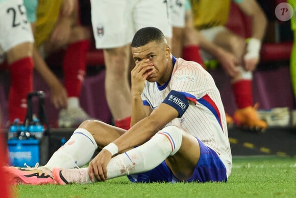 En revanche, les premières images de l'attaquant depuis sa blessure sont plutôt rassurantes.
Kylian Mbappé a été victime d'une fracture du nez lors du du match entre l'équipe de France face à l'Autriche (1-0) à Dusseldorf en Allemagne. © Cyril Moreau/Bestimage