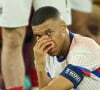 Lui qui pour rappel s'est fracturé le nez contre l'Autriche lundi soir. 
Kylian Mbappé a été victime d'une fracture du nez lors du du match du groupe D de l'Euro entre l'équipe de France face à l'Autriche (1-0) à Dusseldorf en Allemagne. Sorti avec le nez cassé après un choc avec Kevin Danso, Kylian Mbappé a passé des premiers examens qui laissent place à l'optimisme. L'intervention chirurgicale est écartée " dans l'immédiat ", selon la FFF. © Cyril Moreau/Bestimage