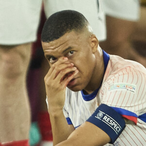 Lui qui pour rappel s'est fracturé le nez contre l'Autriche lundi soir. 
Kylian Mbappé a été victime d'une fracture du nez lors du du match du groupe D de l'Euro entre l'équipe de France face à l'Autriche (1-0) à Dusseldorf en Allemagne. Sorti avec le nez cassé après un choc avec Kevin Danso, Kylian Mbappé a passé des premiers examens qui laissent place à l'optimisme. L'intervention chirurgicale est écartée " dans l'immédiat ", selon la FFF. © Cyril Moreau/Bestimage