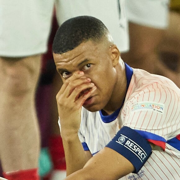 Lui qui pour rappel s'est fracturé le nez contre l'Autriche lundi soir. 
Kylian Mbappé a été victime d'une fracture du nez lors du du match du groupe D de l'Euro entre l'équipe de France face à l'Autriche (1-0) à Dusseldorf en Allemagne. Sorti avec le nez cassé après un choc avec Kevin Danso, Kylian Mbappé a passé des premiers examens qui laissent place à l'optimisme. L'intervention chirurgicale est écartée " dans l'immédiat ", selon la FFF. © Cyril Moreau/Bestimage