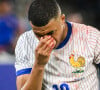 Et c'est aussi l'occasion de voir s'il porte un masque, comme prévu, ou pas.
Kylian Mbappé a été victime d'une fracture du nez lors du du match du groupe D de l'Euro 2024 entre l'équipe de France face à l'Autriche (1-0) à Dusseldorf en Allemagne le 17 jun 2024. Sorti avec le nez cassé après un choc avec Kevin Danso, Kylian Mbappé a passé des premiers examens qui laissent place à l'optimisme. L'intervention chirurgicale est écartée " dans l'immédiat ", selon la FFF.